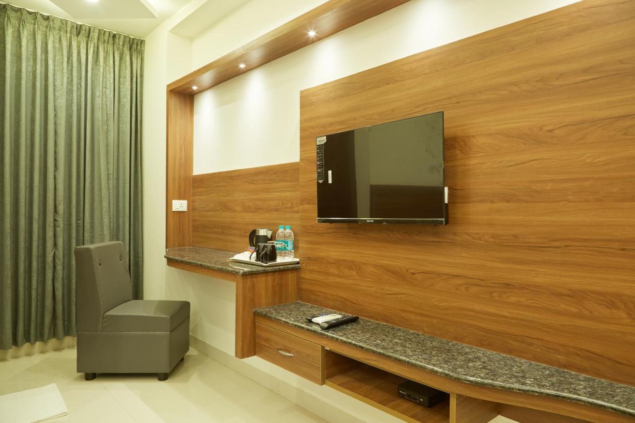 Vovo Premier Hotel Bangalore Exterior photo