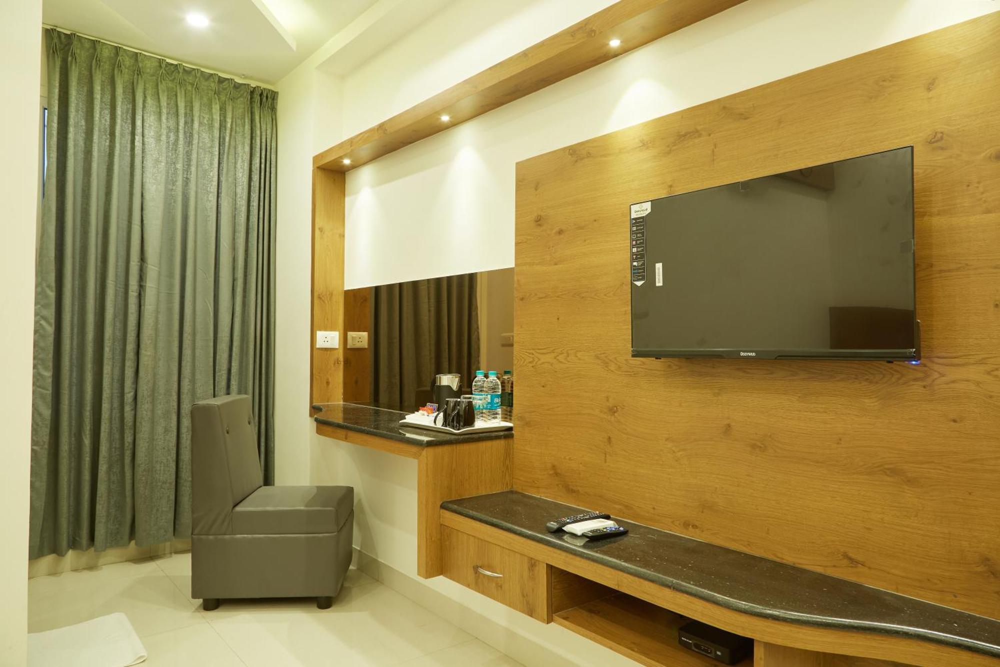 Vovo Premier Hotel Bangalore Exterior photo